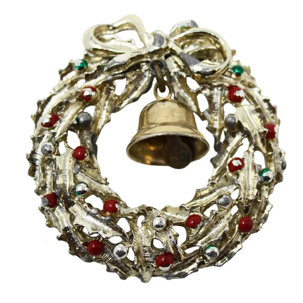 Vintage Holiday Christmas Wreath Pin w Bell Gold Metal w Enamel 1.75